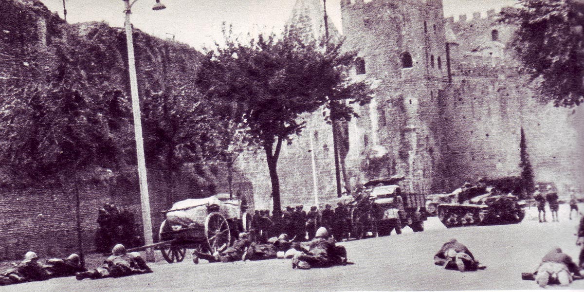 Granatieri dell'esercito italiano che si apprestano alla difesa di Roma